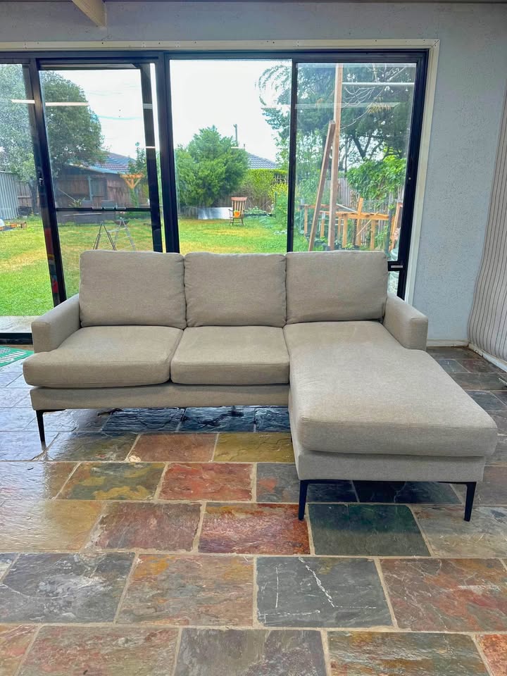 Modern L-Shape Sofa – Perfect Condition – (Same Day Delivery Available)